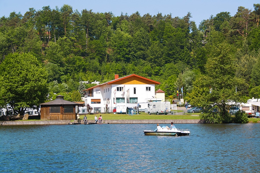 camping aan een meer, mensen in boot